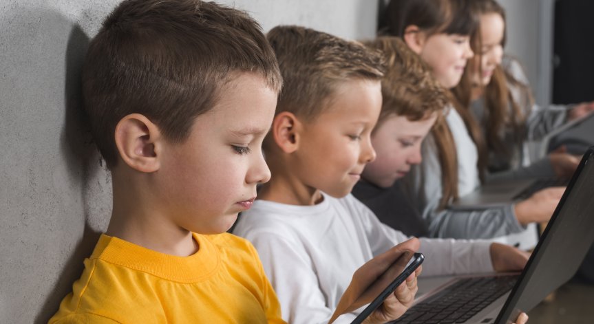 Забрани за деца в социалните мрежи: Как да не се превръщаме в диктатори