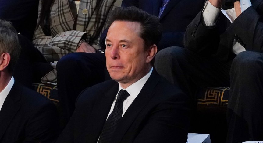 През юни той оттегли по-ранен иск.