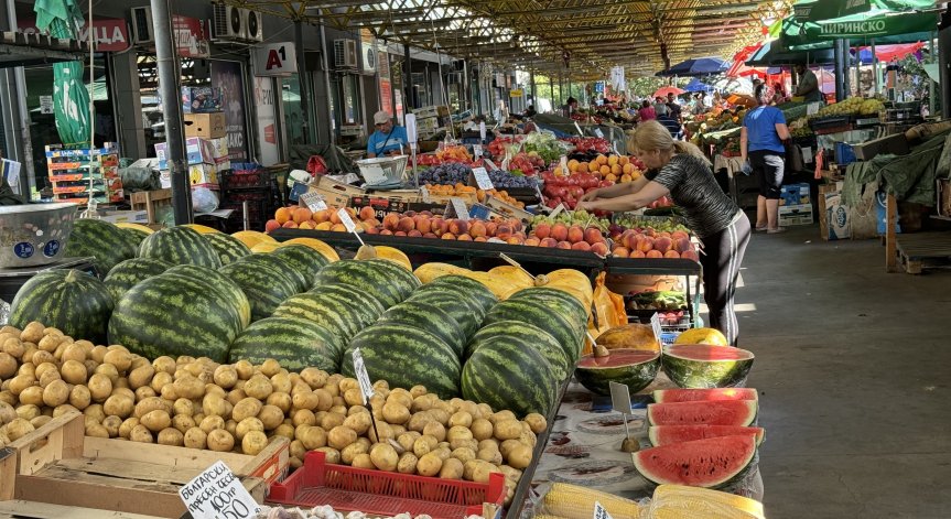 Оранжерийните краставици поевтиняват.