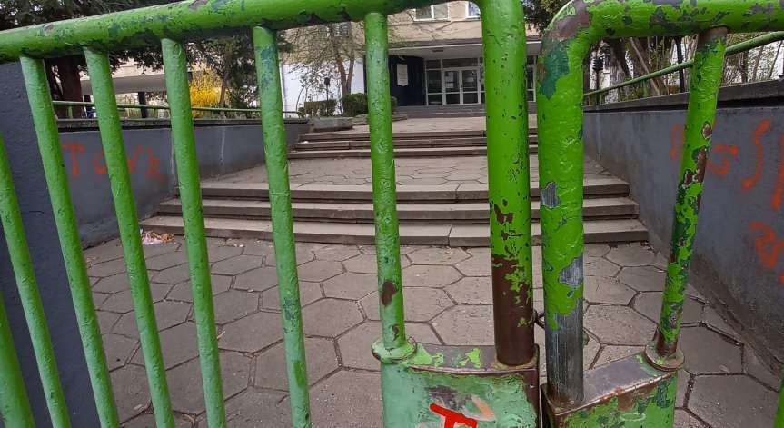 Неприятен инцидент в училище двор в София.
