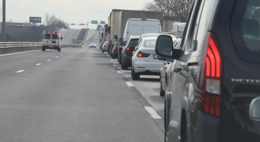 Камион удари автобус на АМ 