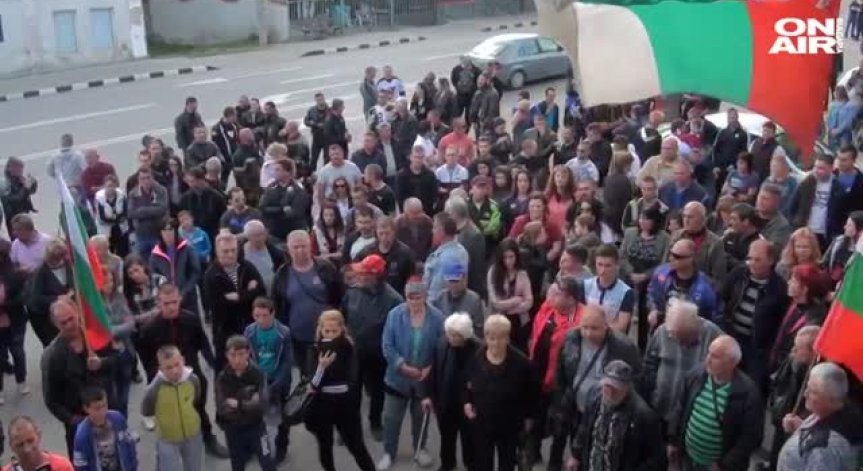 Жители на Кърнаре излязоха на протест, блокираха Подбалканския път