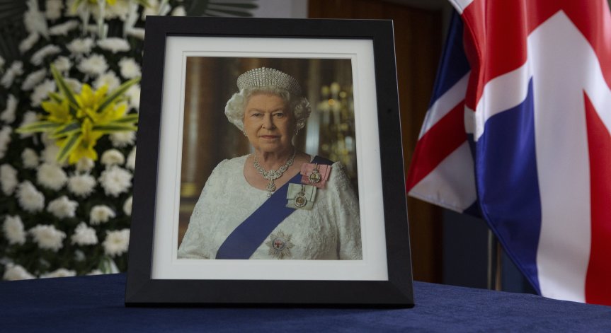 Година от смъртта на кралица Елизабет II - без големи церемонии, само частни прояви на почит