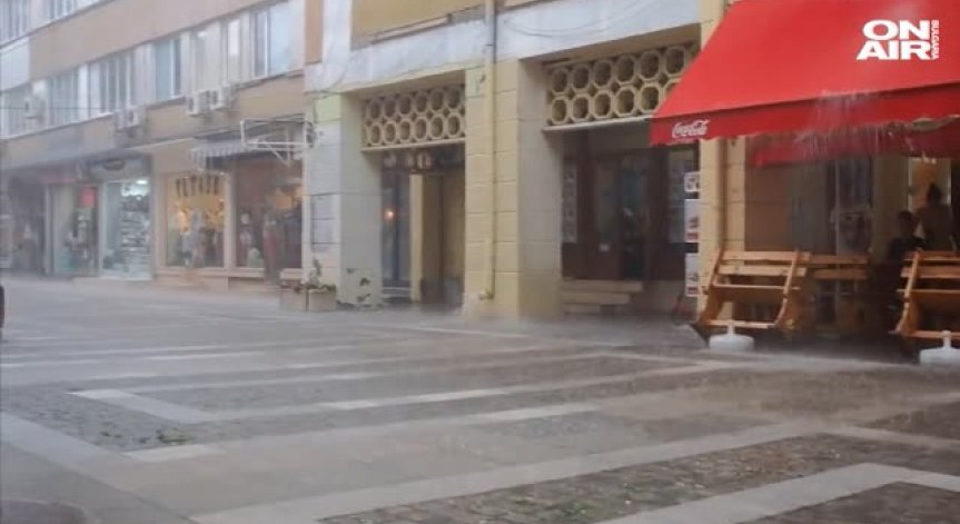 Градушка във Враца блокира движението