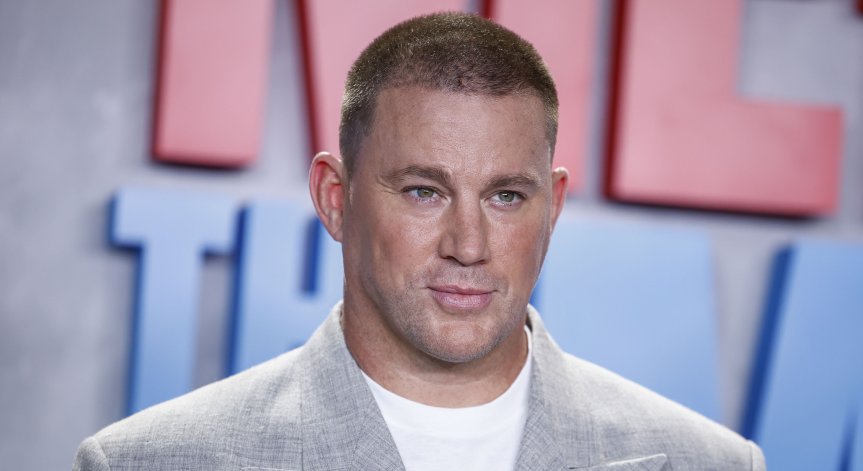 В момента актьорът се среща със Зоуи Кравиц.