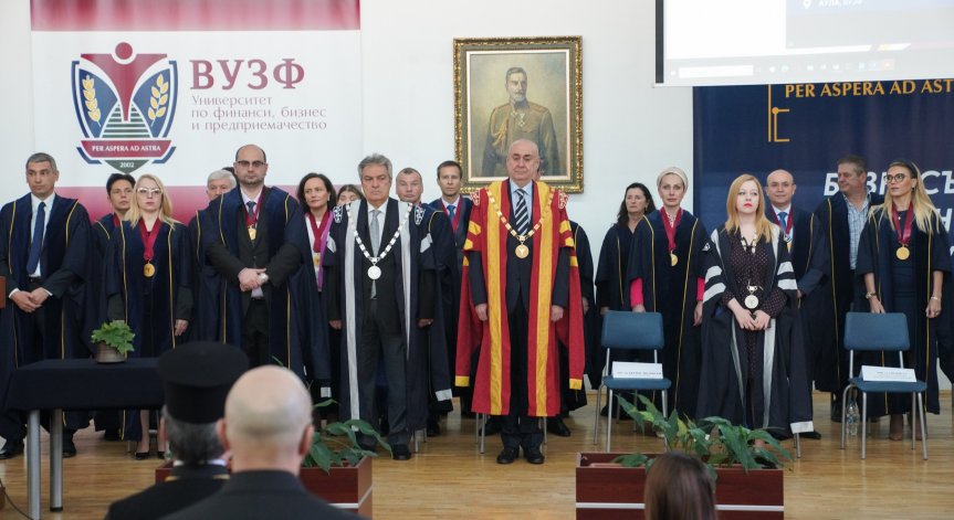 В свят, който често изглежда объркан, вашето предизвикателство е да намерите своя път към успеха, каза ректорът проф. д.ю.н. Борис Велчев.