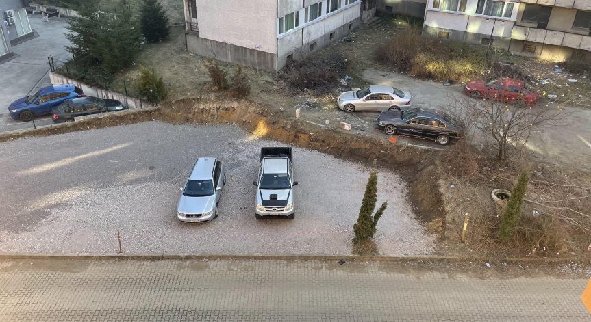 Сигнал в Helpbook за изкопни действия и отрязани дървета в район 