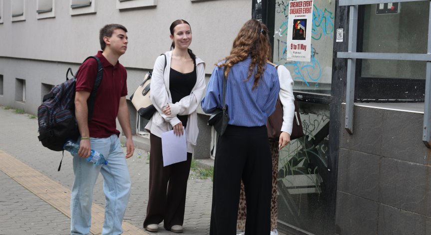 Изпитите се провеждат едновременно по 22 учебни предмета.