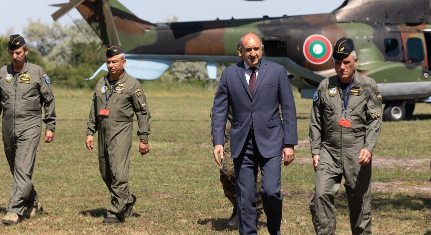 Румен Радев наблюдава съвместните бойни стрелби 