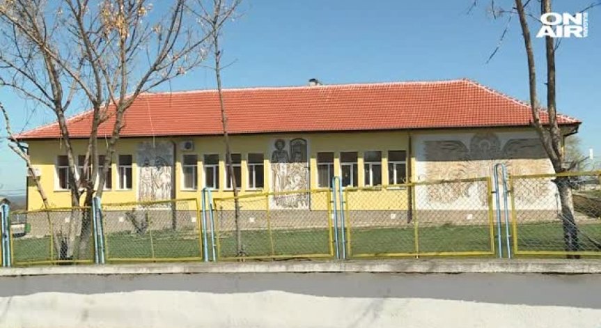 Крепост - едно политически неутрално село