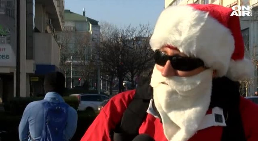 Дядо Коледа пристигна в Бургас на колело