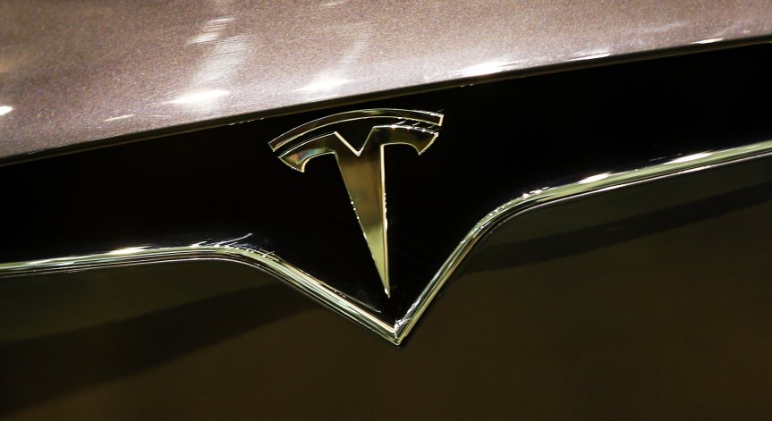 Засякоха проблем в 3 модела на Tesla, довел до над 100 катастрофи