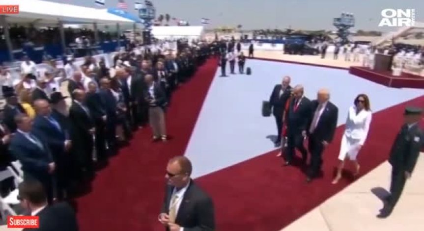 Мелания Тръмп плесна съпруга си по ръката