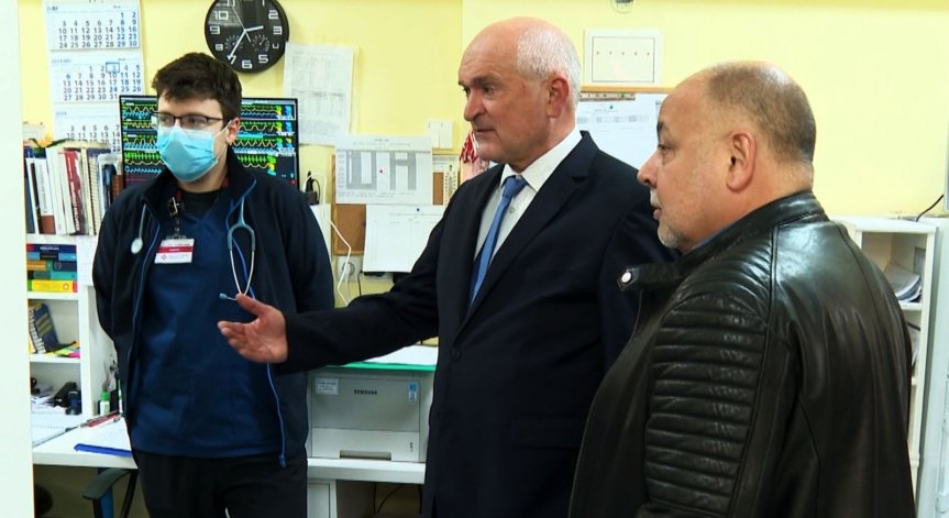 Премиерът Главчев посети СБАЛ по детски болести 