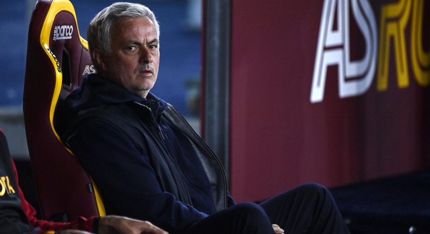 Моуриньо сломен след загубата в Прага, Ерик тен Хаг скоро изхвърча от 