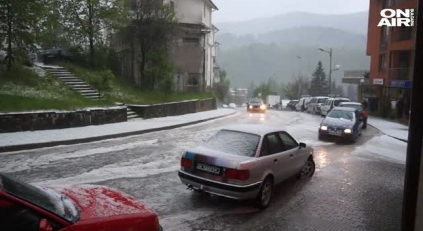 Смолян побеля от градушка