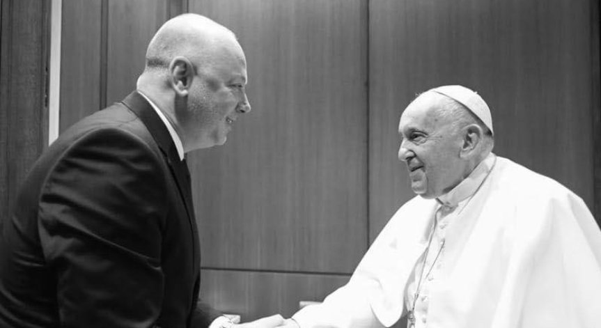 Излагат тленните му останки за поклонение в базиликата Св. Петър.