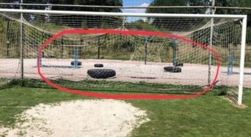Вандали нарязаха мрежите на стадион 
