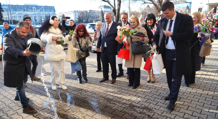  Симпатизанти на Величие се събраха пред парламента.