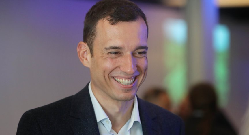 Терзиев дарява заплатите си за православен храм и в помощ на студентка