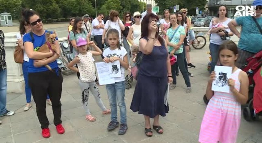 Родители протестираха пред НС срещу задължителните ваксини