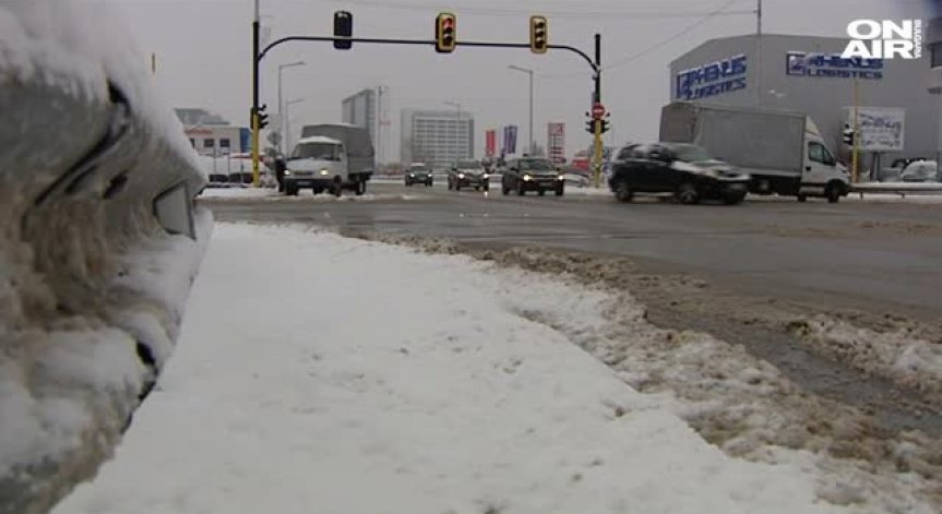 160 машини се борят със снега в София, граждани спъват почистването