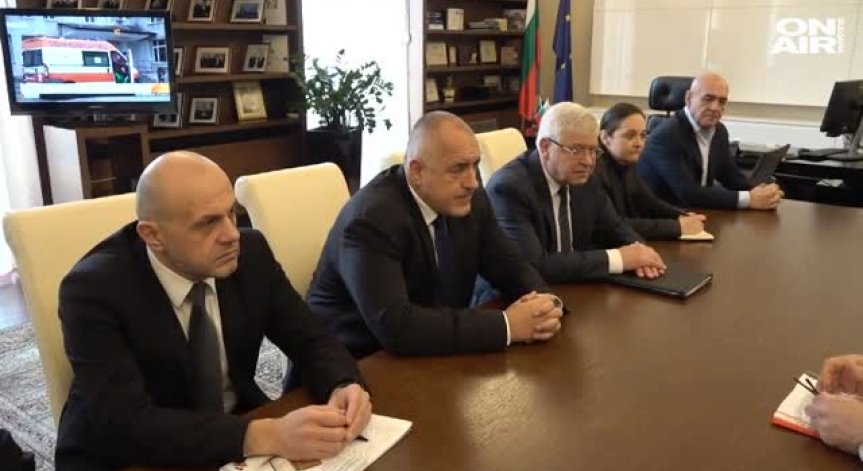 Вдигат заплатите на лекарите в общинските и областните болници