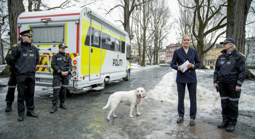 Тийнейджър откри стрелба в мол в Осло