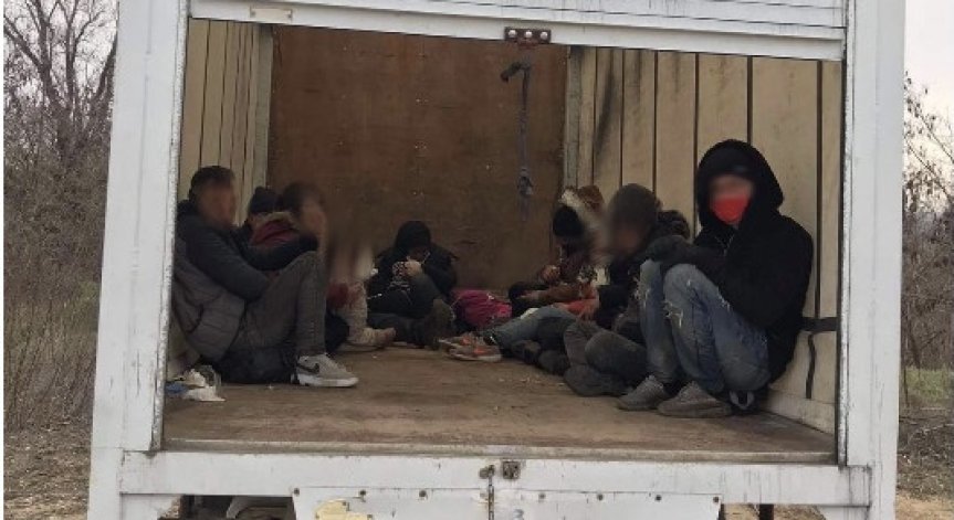 Четирима трафиканти и над 20 мигранти бяха заловени до Нови хан