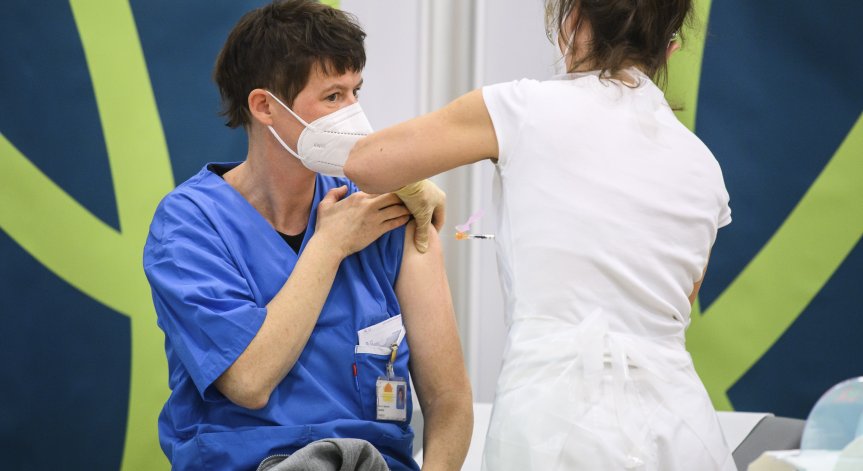 Австрия разследва ваксинирани ли са роднини на хора от първа линия