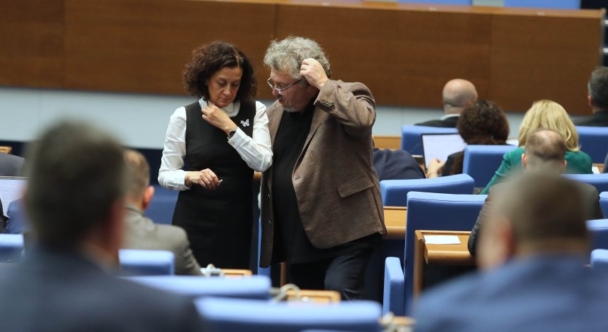 Със 164 гласа 