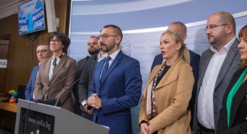 Цветомир Петров няма право да блокира работата на общинските съветници, подчерта Антон Хекимян.