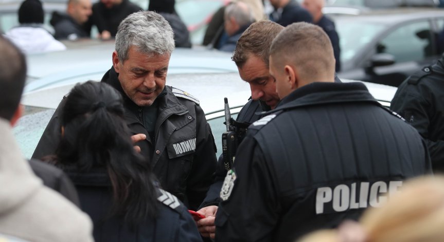 17-годишният, който преби жена в Перник, ще бъде съден като непълнолетен.