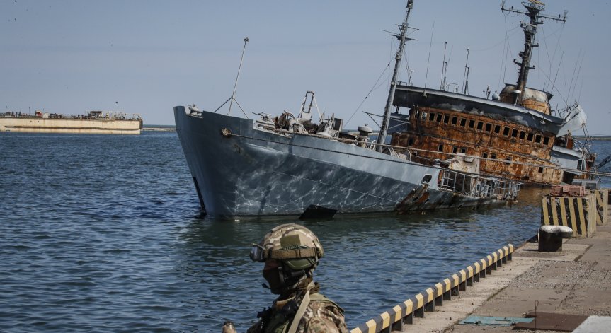 Първият кораб потегли от Мариупол, градът се връща към нормалния живот