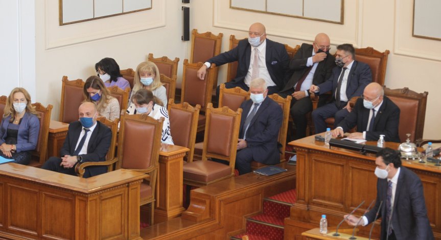 Парламентът гласува оставките на петимата министри