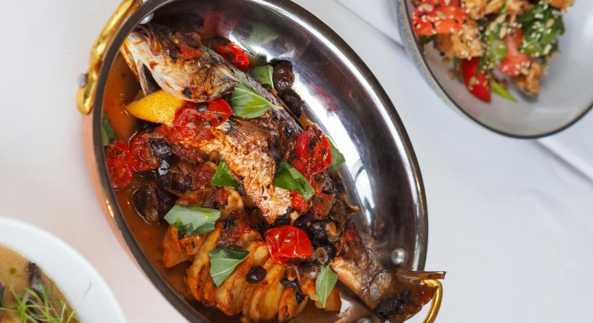 Оваляйте почистените и подсушени пъстърви в брашното, което е предварително смесено със сол и черен пипер.