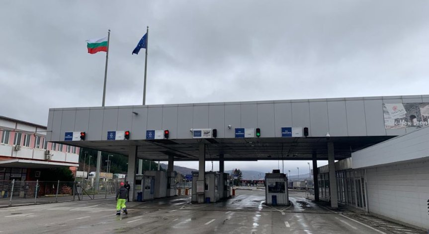 Турски тираджия блъсна граничен полицай, жената е с опасност за живота