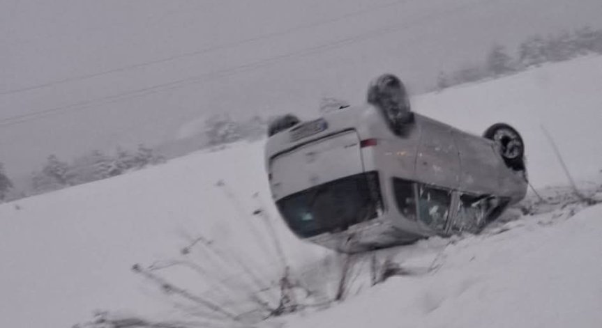 Кола се преобърна по таван на пътя Самоков - София