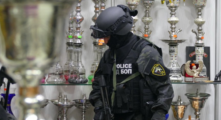 Дават на съд деветима и полицай за незаконен трафик на тютюн