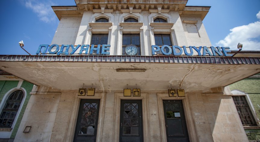 Влакове закъсняха с часове.