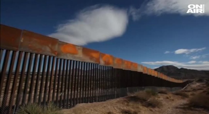 Мексикански конгресмен седна върху граничната ограда на Тръмп