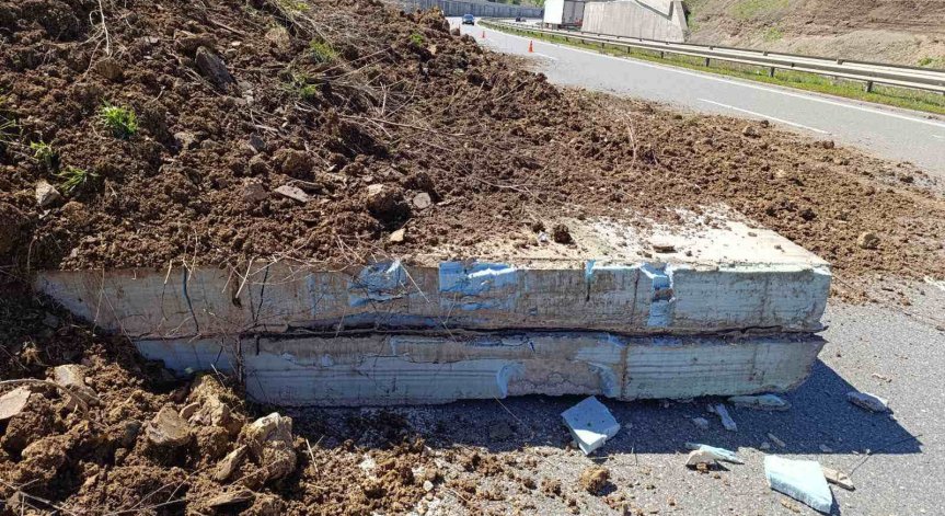 Рухна подпорна стена на АМ 