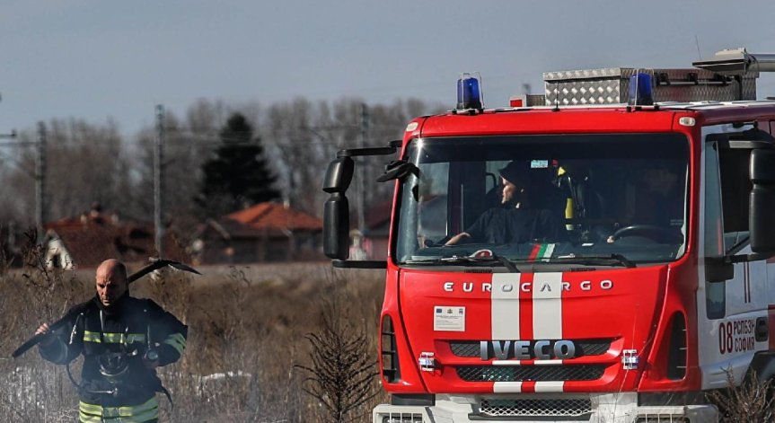 Пожар ограничи движението по пътен възел 