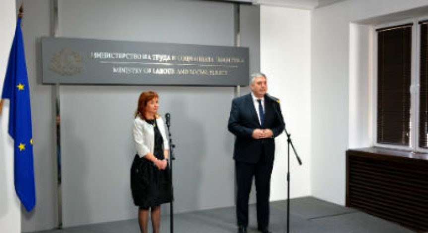 Майките и трайно безработните - сред приоритетите на министър Русинова