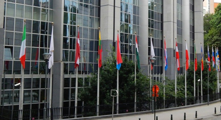 Европарламентът одобрява вдигането на мониторинга на България 