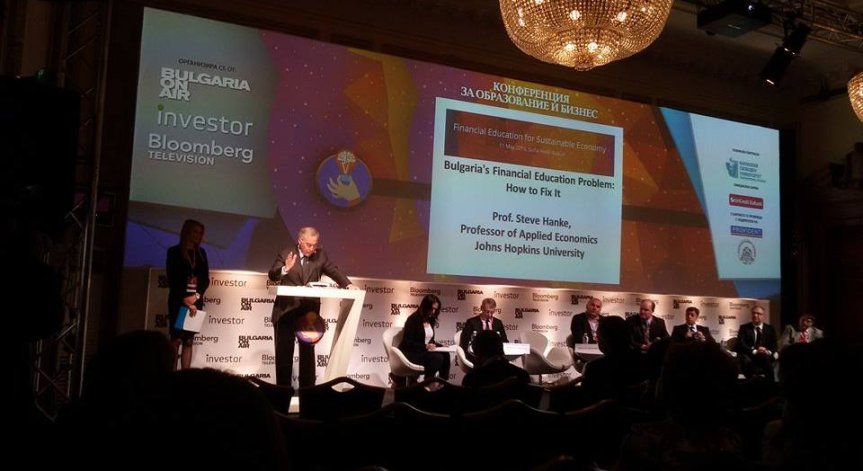 Проф. Стив Ханке: Нивото на финансова грамотност е ниско в цял свят