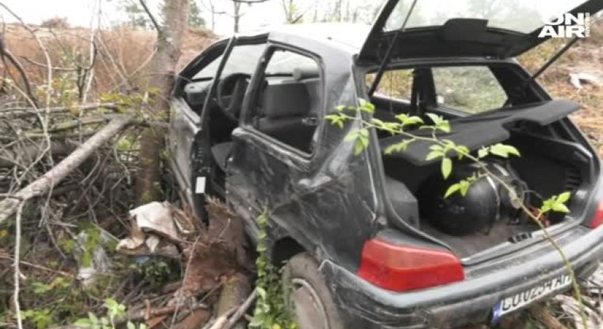 Удар на автомобил в дърво отне живота на 30-годишна жена