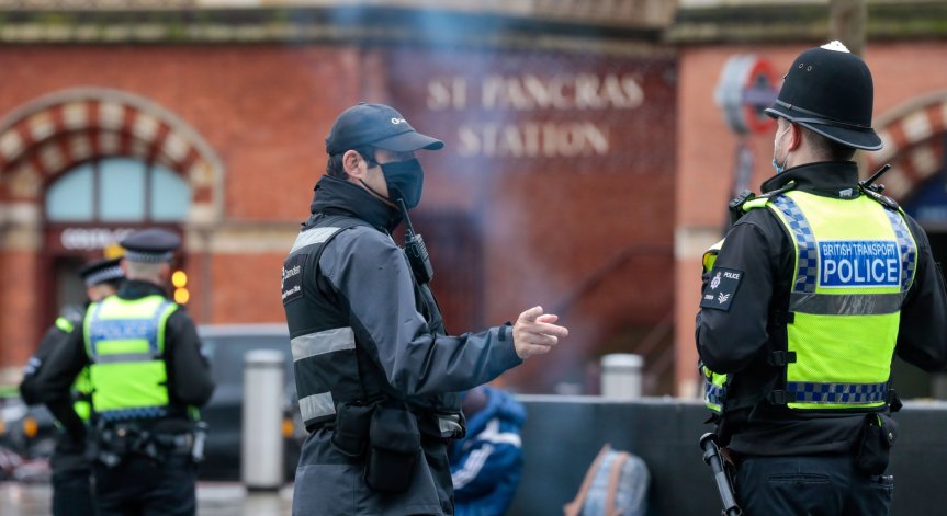 Полицаи убиха въоръжен мъж до двореца Кенсингтън, резиденцията на Уилям и Кейт