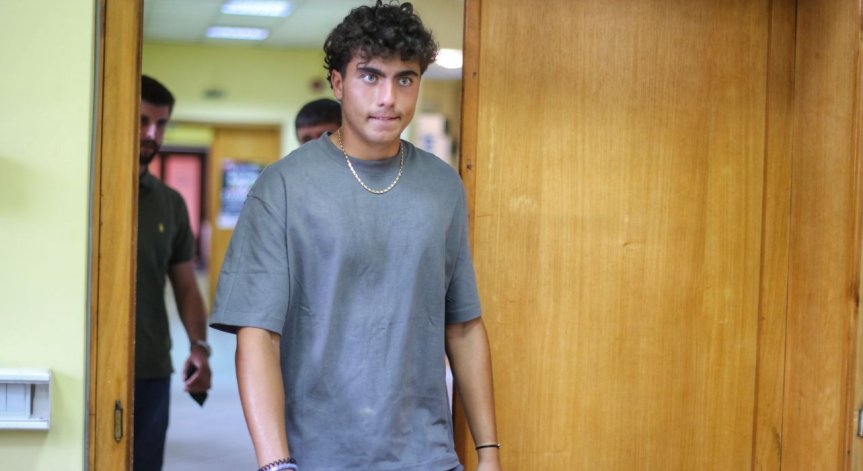 Иван продължава да не дава шансове на противниците си.