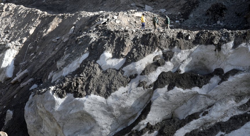 43 жертви и 161 души в неизвестност след срутването на ледник в Индия